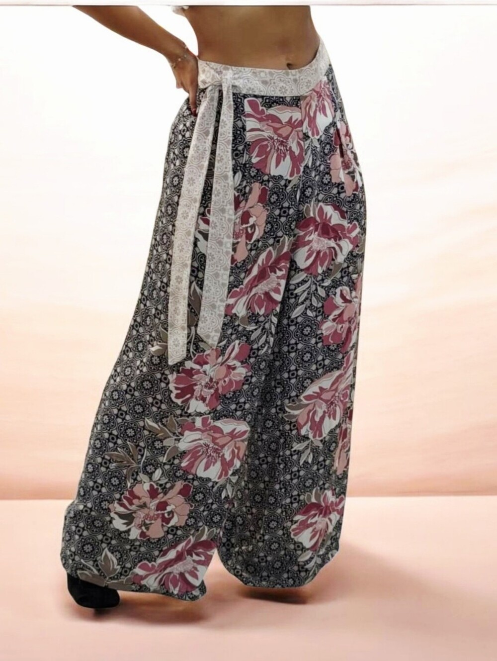 C. Es. 1946 Palazzo Pants Floral, Wide Leg, and Flowy. Beautiful Tie Waist Med